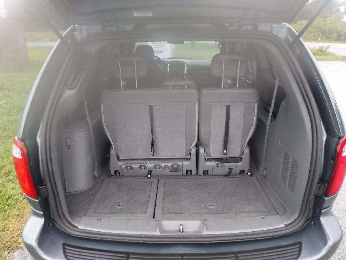 2006 CHRYSLER TOWN AND COUNTRY - Image 2