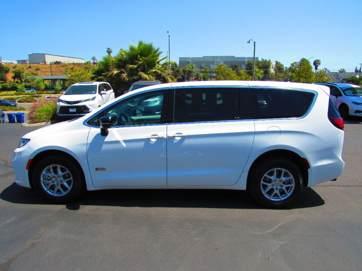 White Chrysler Pacifica image number 5