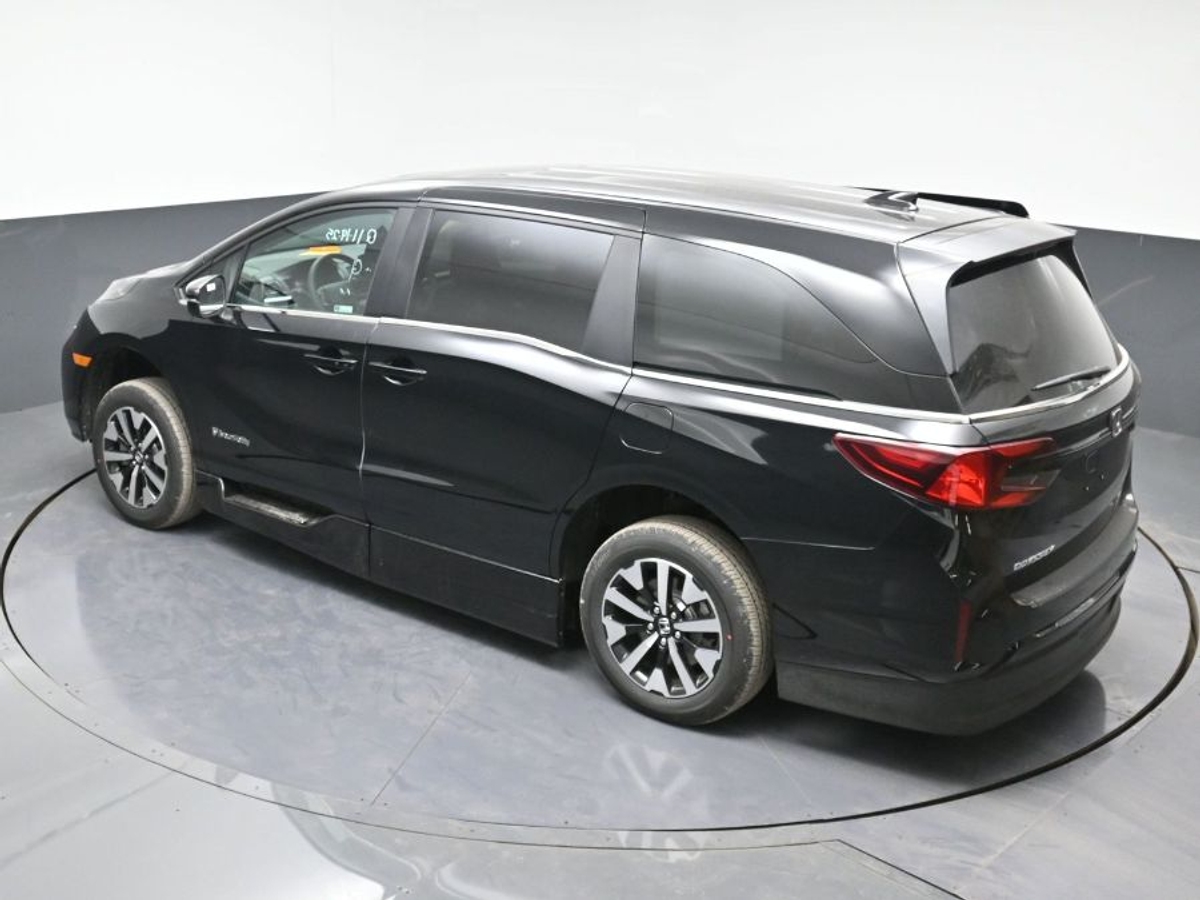 Black Honda Odyssey image number 24