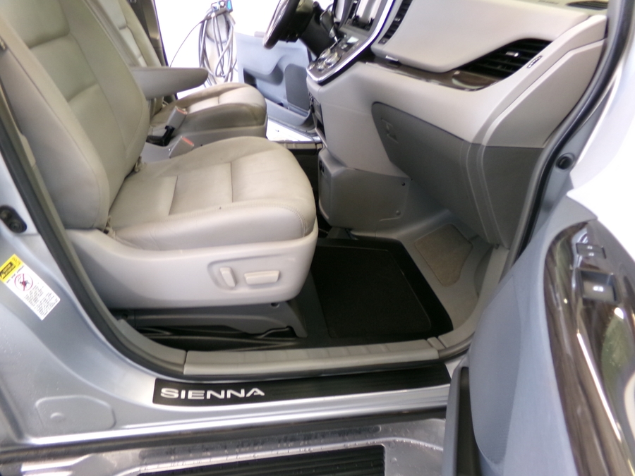 Silver Toyota Sienna image number 8
