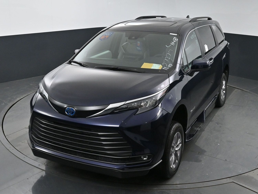 New 2025 Toyota Sienna Hybrid XLE Plus - BraunAbility Side Entry Entry In Floor Automatic Ramp