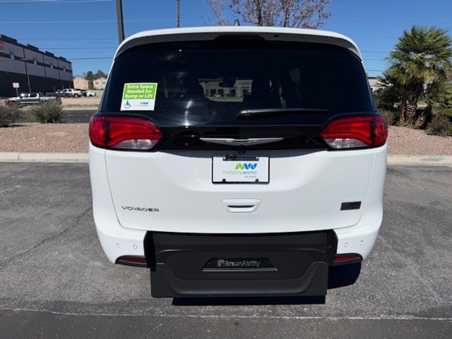 White Chrysler Voyager image number 3