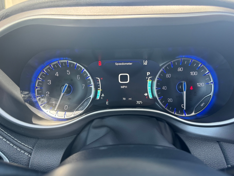 Blue Chrysler Pacifica image number 15