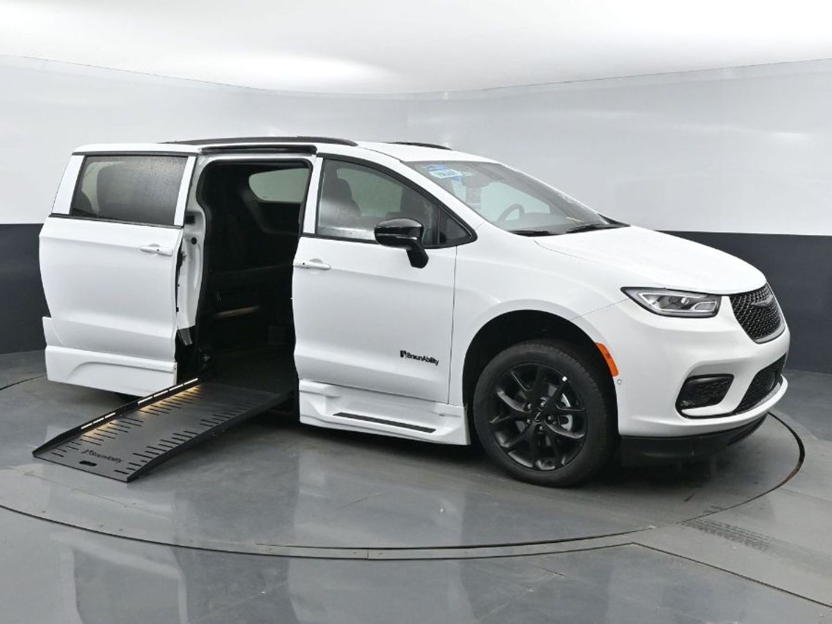 2024 CHRYSLER PACIFICA - Image 17