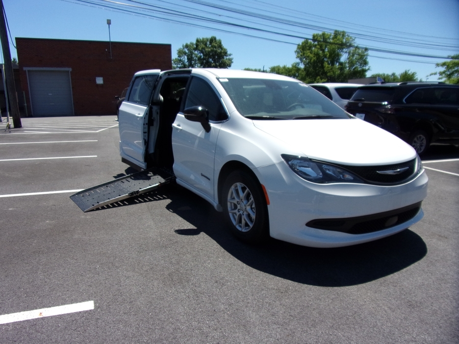 2025 Chrysler Voyager LX's photo
