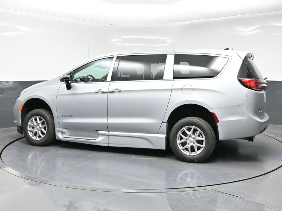 New 2026 Chrysler Pacifica Select Plus - BraunAbility Side Entry Fold Out Automatic Ramp