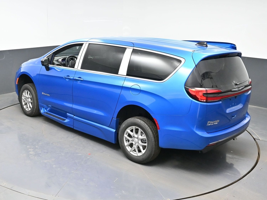 Blue Chrysler Pacifica image number 23