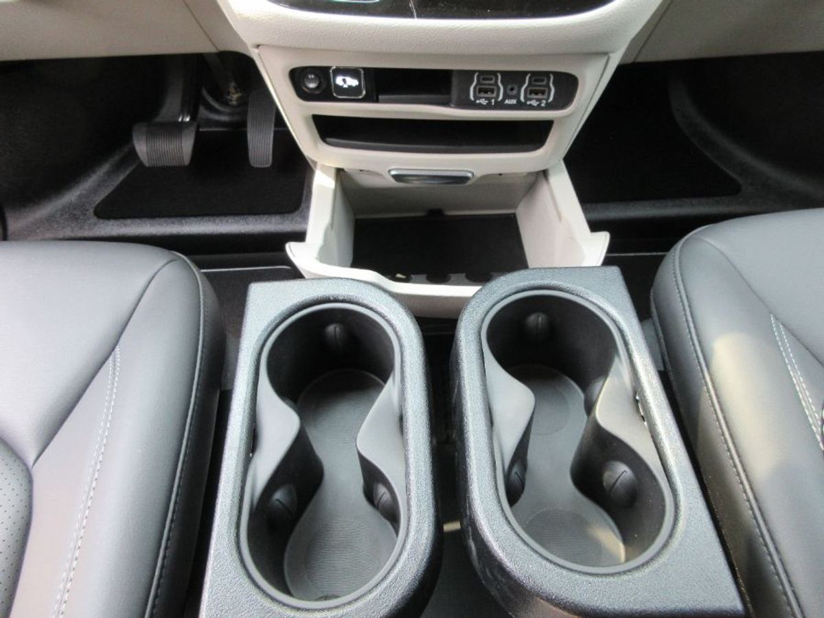 Silver Chrysler Pacifica image number 24