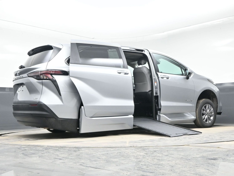 Silver Toyota Sienna image number 21