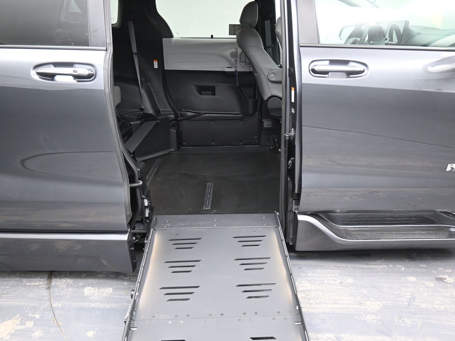 New 2025 Toyota Sienna Hybrid XLE Plus - BraunAbility Side Entry Entry Fold Out Automatic Ramp