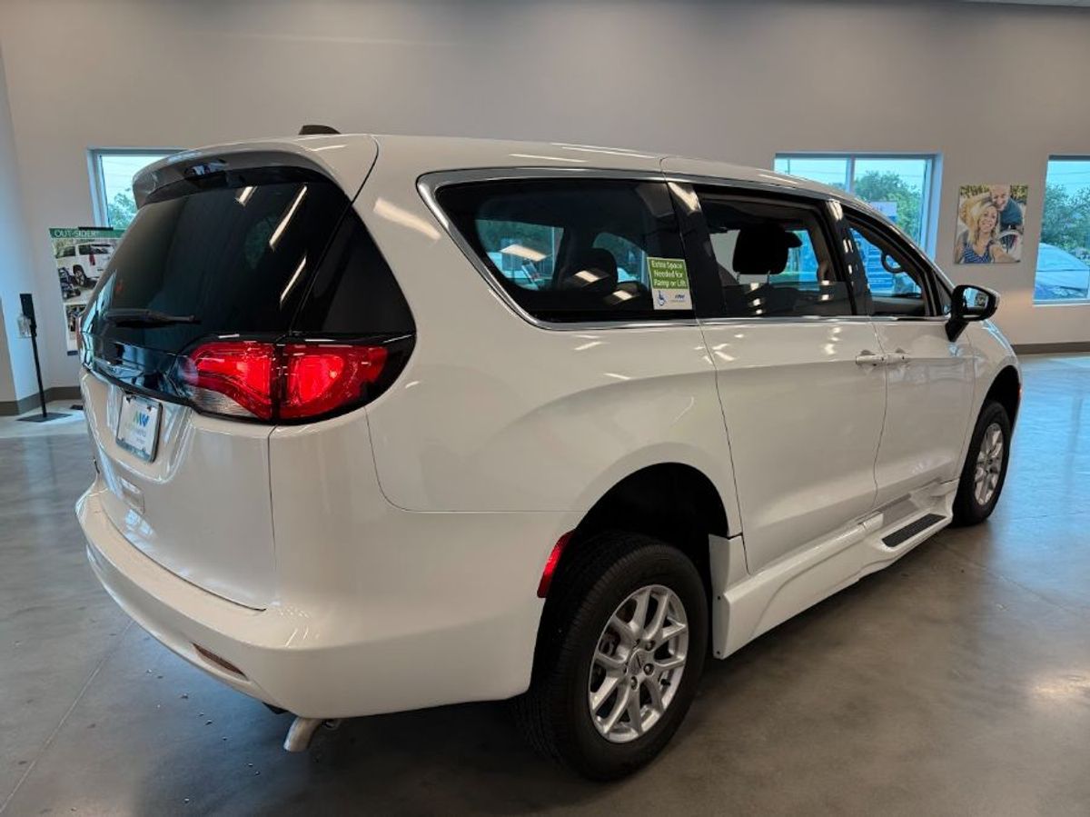 2023 CHRYSLER VOYAGER - Image 3