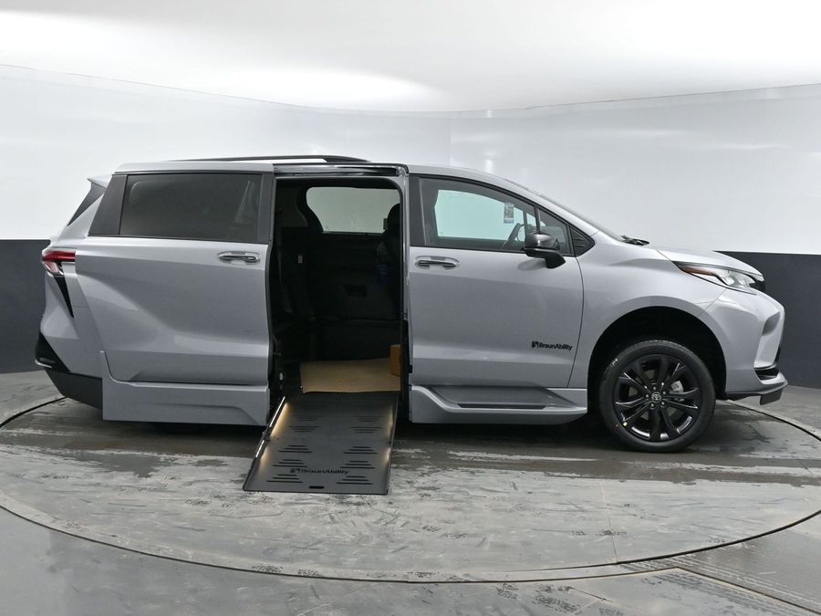 New 2026 Toyota Sienna Hybrid XSE Sport - BraunAbility Side Entry Fold Out Automatic Ramp