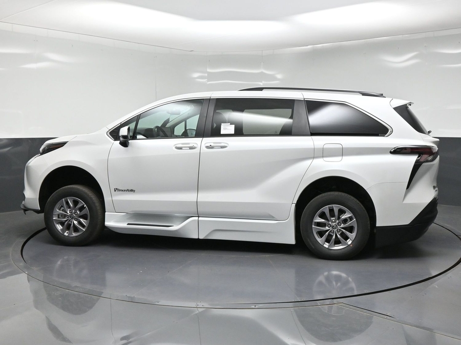 New 2026 Toyota Sienna Hybrid XLE Base - BraunAbility Side Entry Fold Out Automatic Ramp