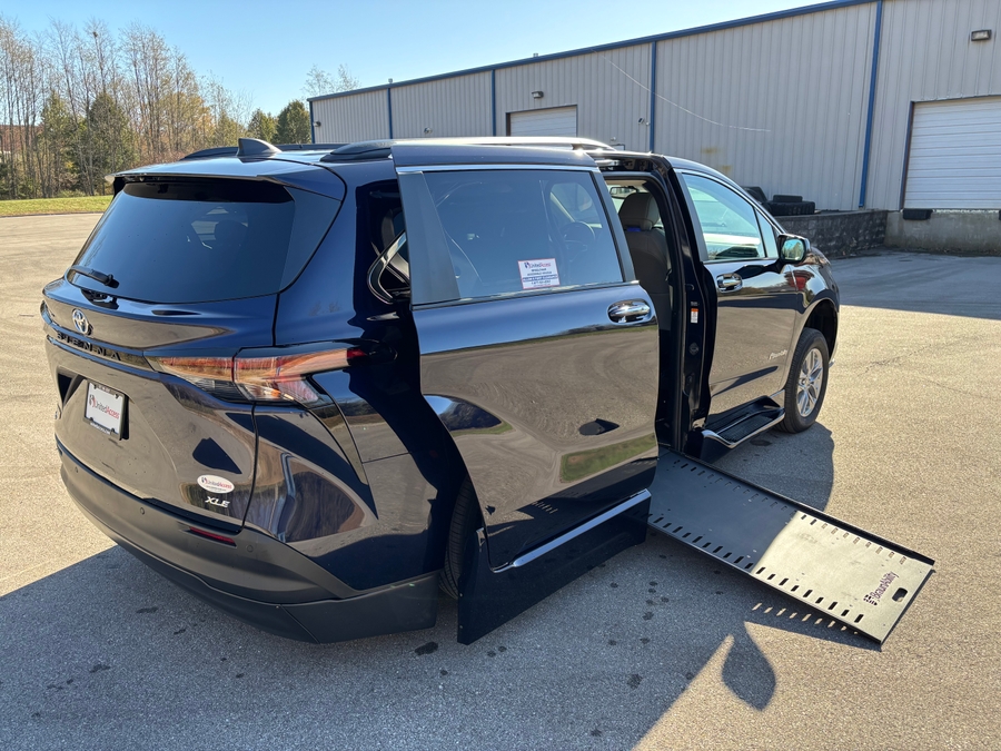 Used 2025 Toyota Sienna Hybrid XLE Base - BraunAbility Side Entry Entry In Floor Automatic Ramp