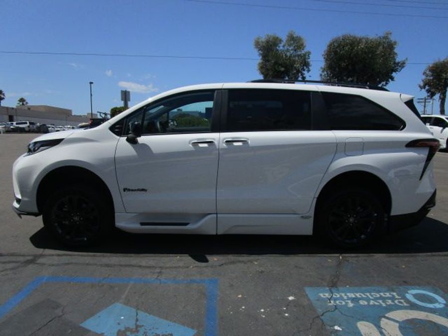 New 2025 Toyota Sienna Hybrid XSE Sport - BraunAbility Side Entry Entry Fold Out Automatic Ramp