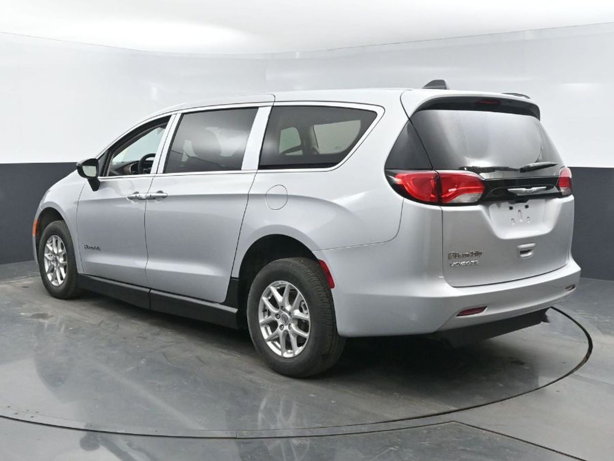 Silver Chrysler Voyager image number 19