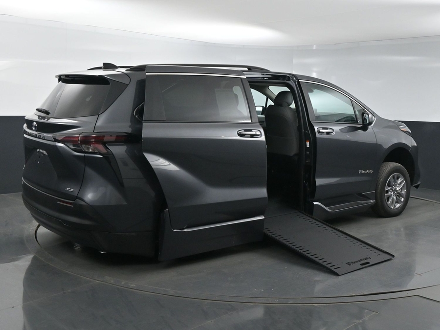 New 2025 Toyota Sienna Hybrid XLE Plus - BraunAbility Side Entry Entry In Floor Automatic Ramp