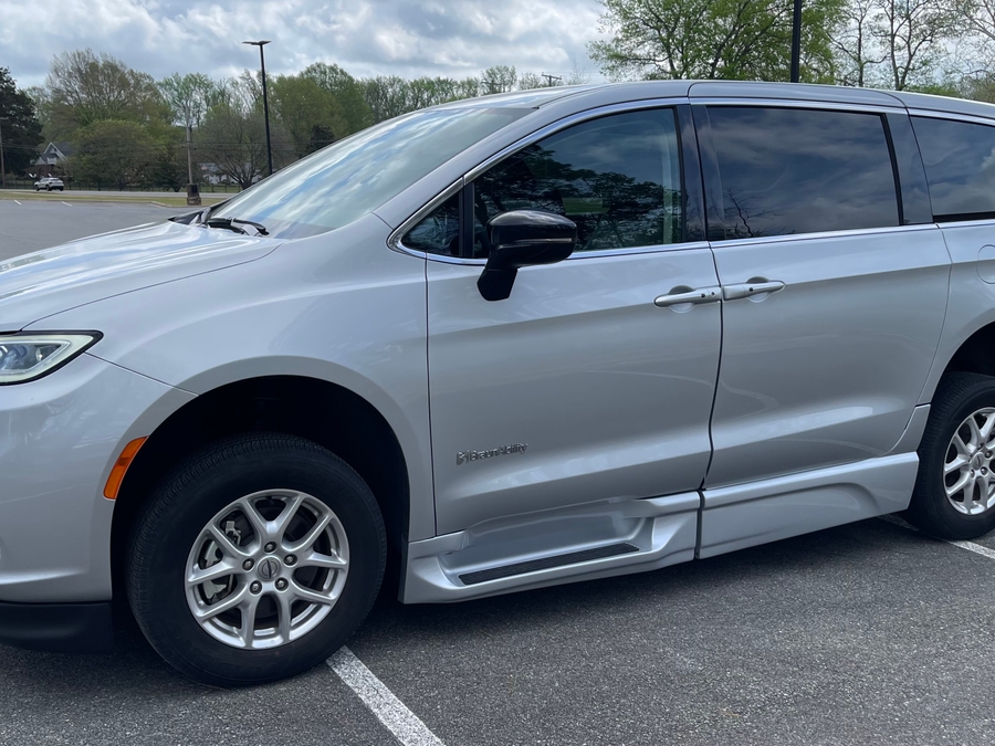 Silver Chrysler Pacifica image number 3