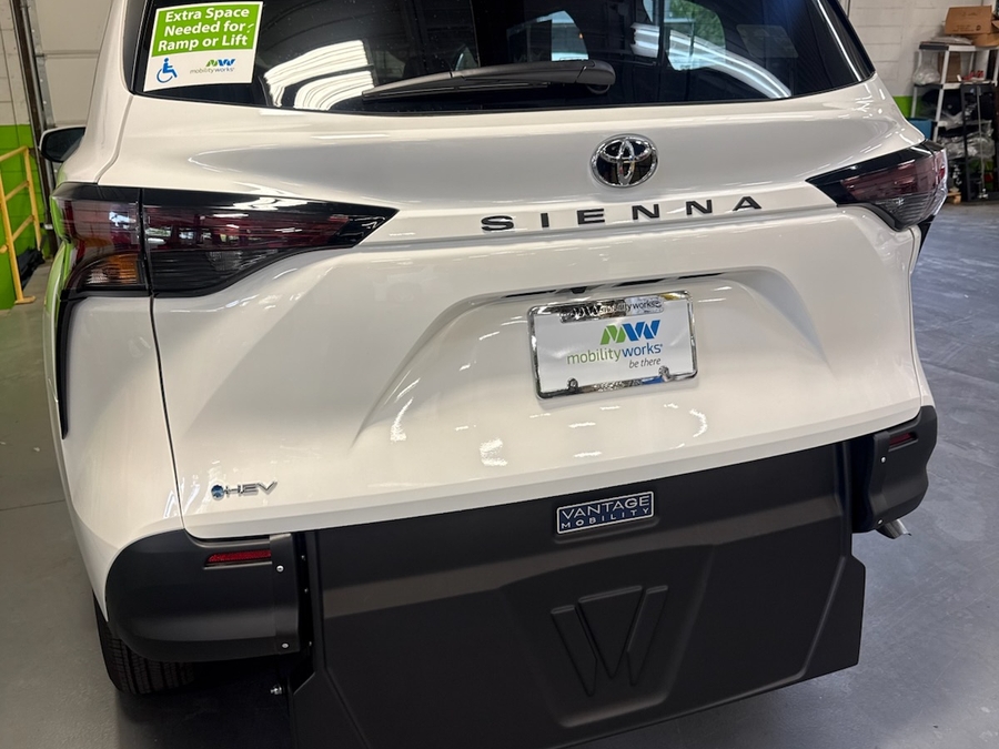 White Toyota Sienna image number 5