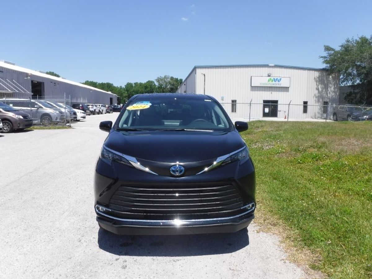 Black Toyota Sienna image number 2