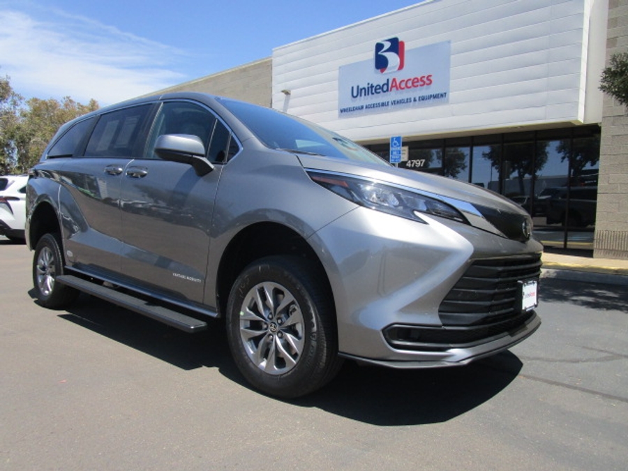 New 2026 Toyota Sienna Hybrid LE - Vantage Mobility Commercial Rear Entry Entry Fold Out Manual Ramp