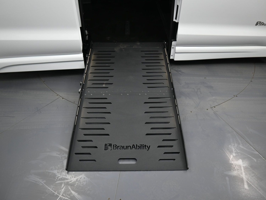 White Chrysler Pacifica image number 10