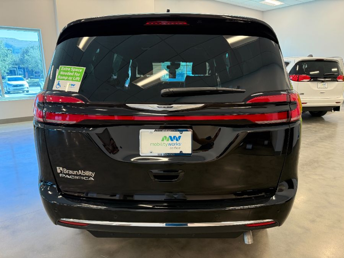 Black Chrysler Pacifica image number 3