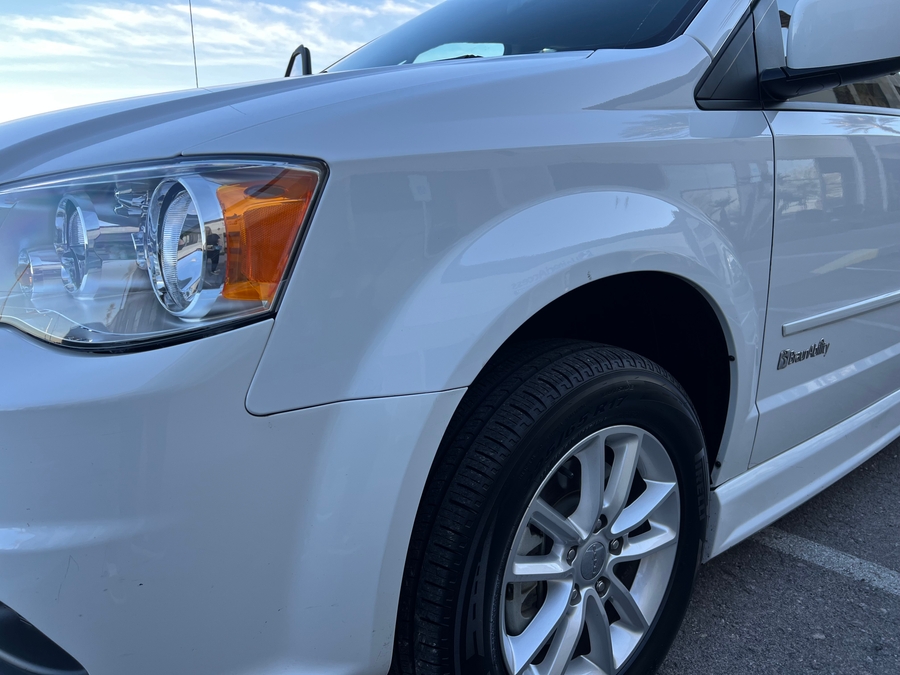 Used 2014 Dodge Grand Caravan SXT - BraunAbility Side Entry Entry Fold Out Automatic Ramp