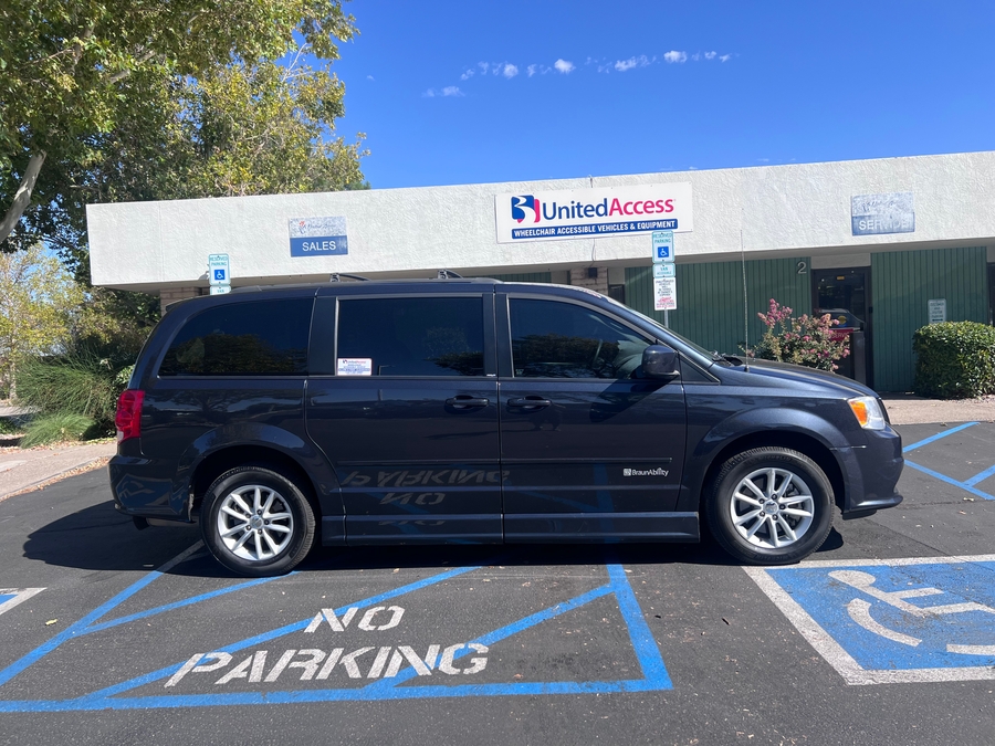 Used 2014 Dodge Grand Caravan SXT - BraunAbility Side Entry Fold Out Automatic Ramp