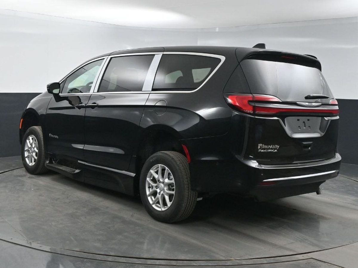 Black Chrysler Pacifica image number 4