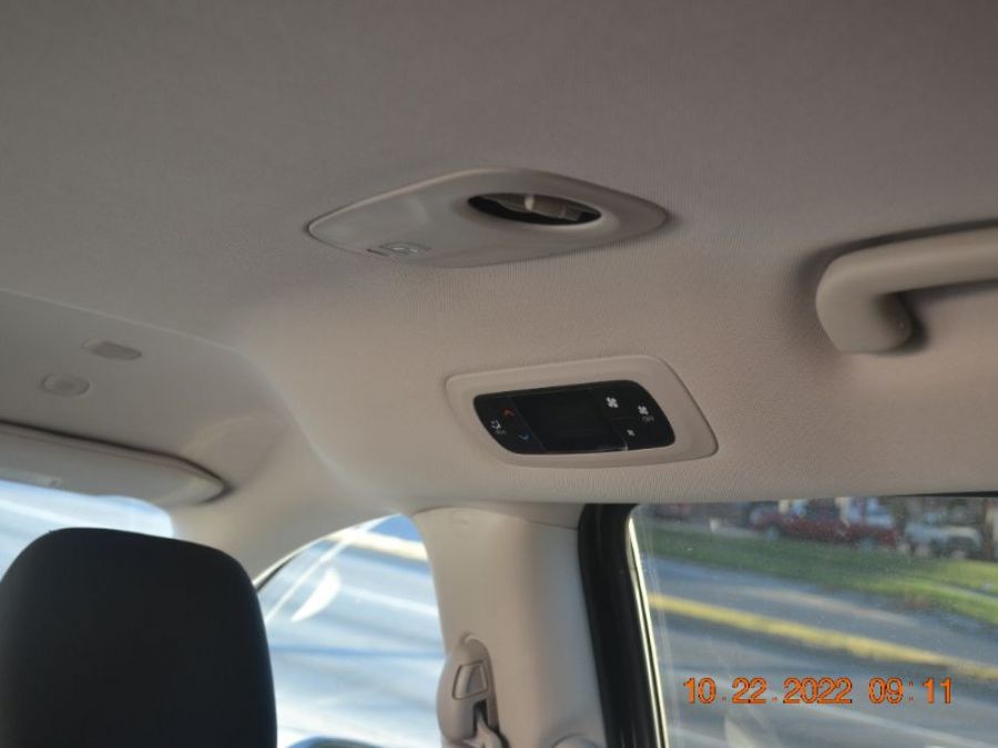 Black Chrysler Voyager image number 15