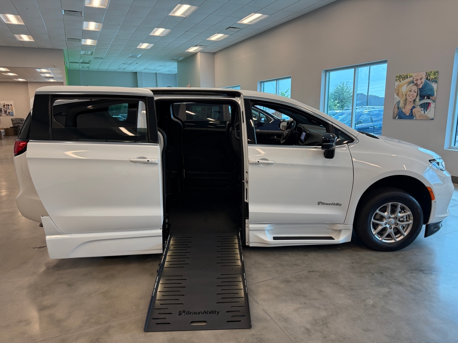 White Chrysler Pacifica image number 8