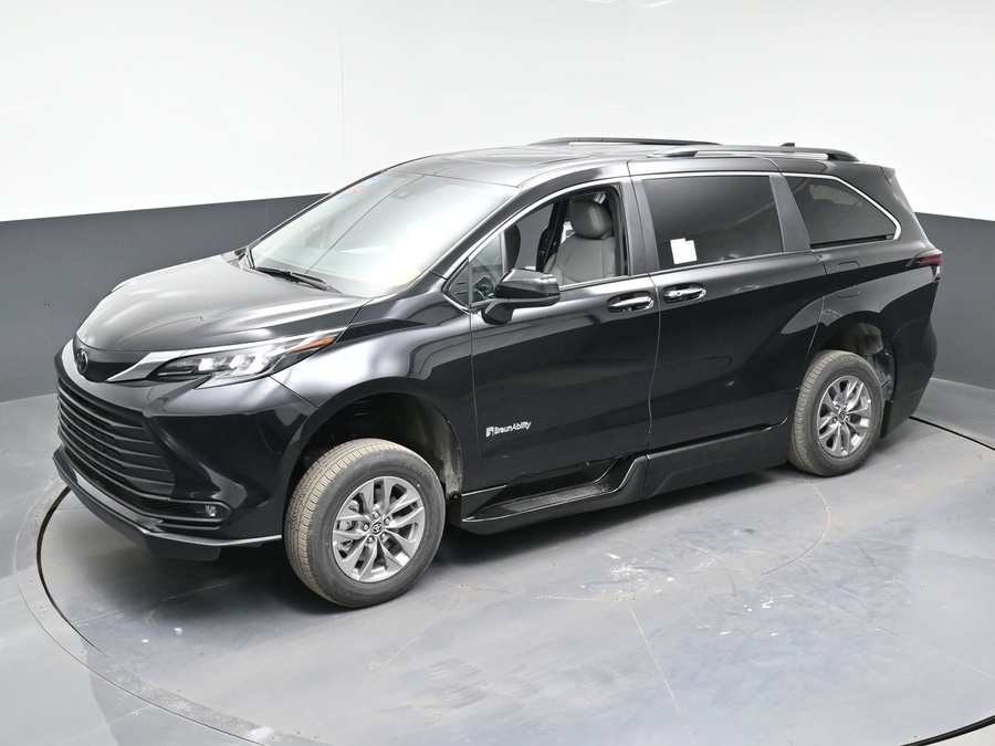 Black Toyota Sienna image number 23