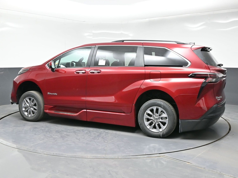 Red Toyota Sienna image number 3