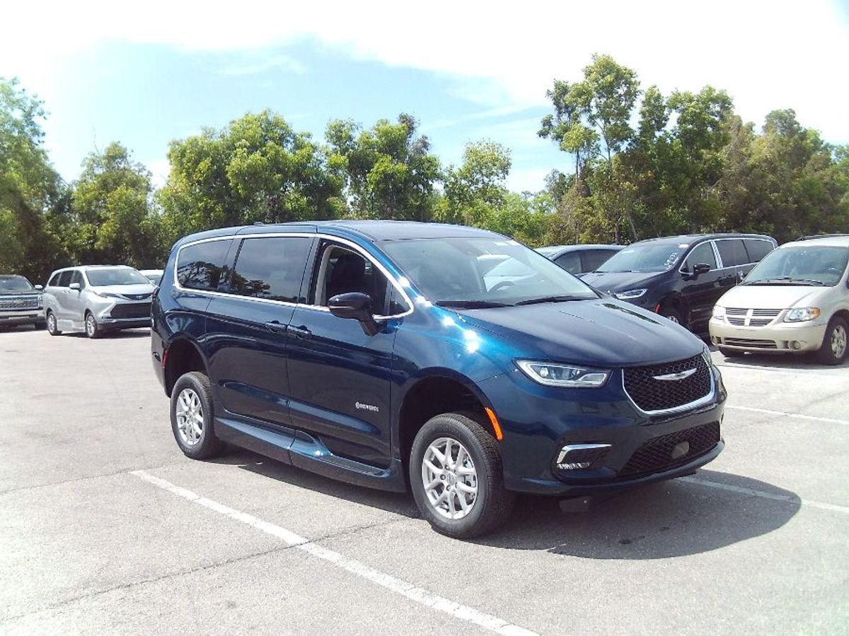 Blue Chrysler Pacifica image number 7