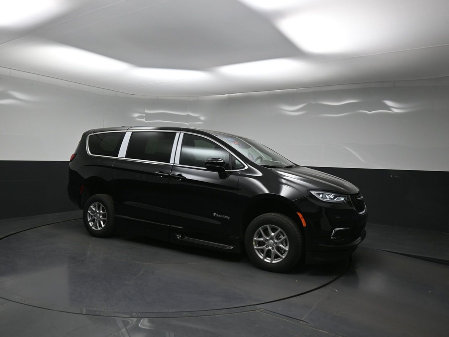 Black Chrysler Pacifica image number 12