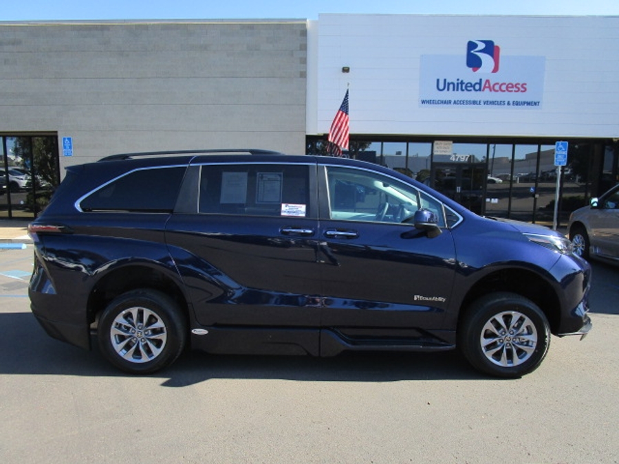 New 2025 Toyota Sienna Hybrid XLE Plus - BraunAbility Side Entry Entry In Floor Automatic Ramp