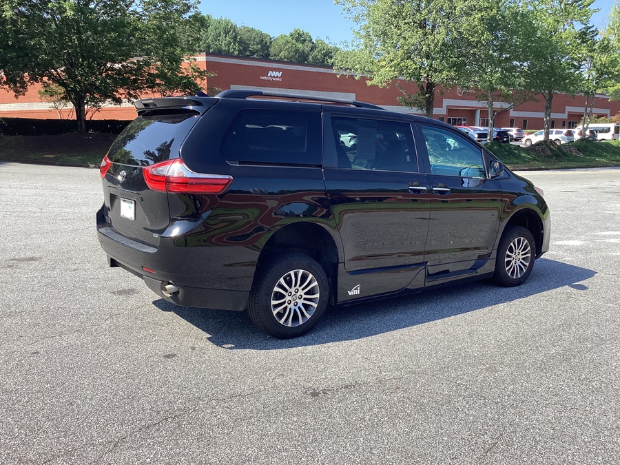 2020 Toyota Sienna XLE - Photo 7