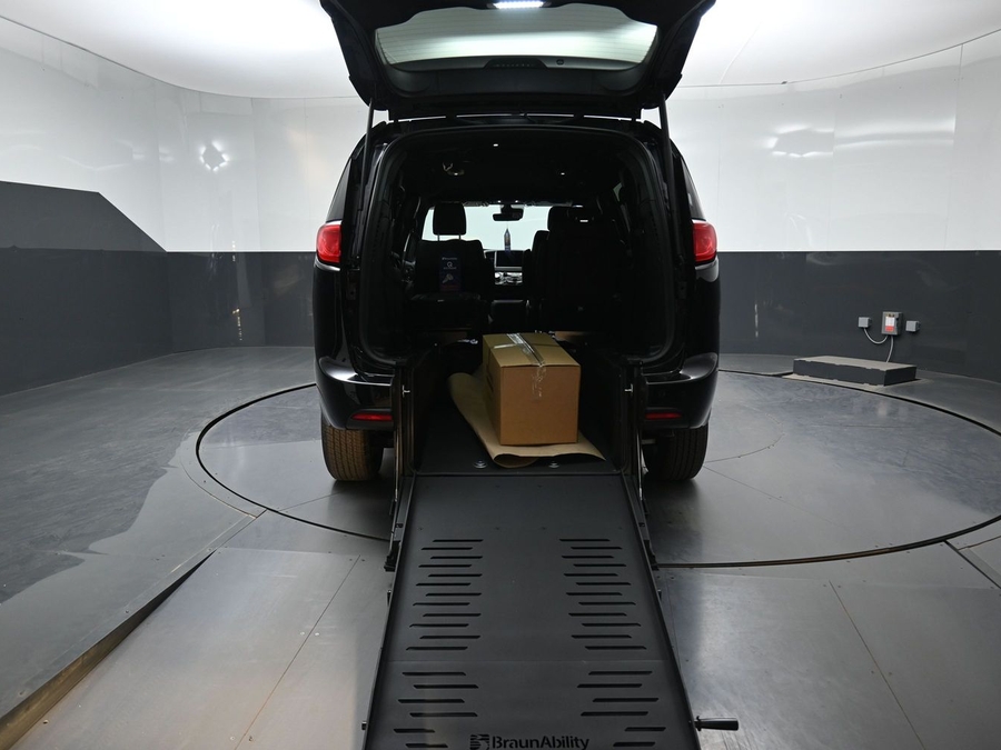 Black Chrysler Voyager image number 7