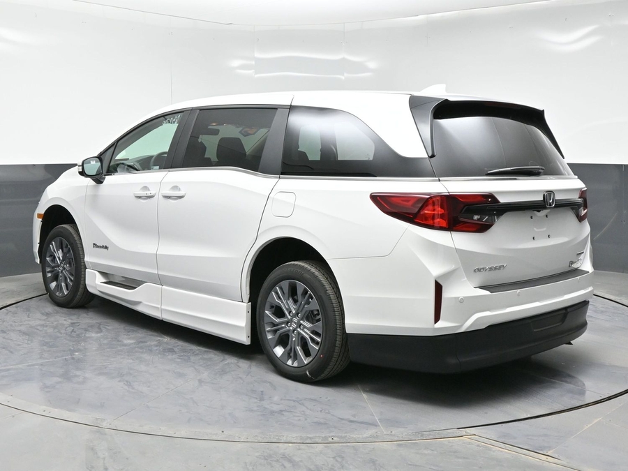 White Honda Odyssey image number 4