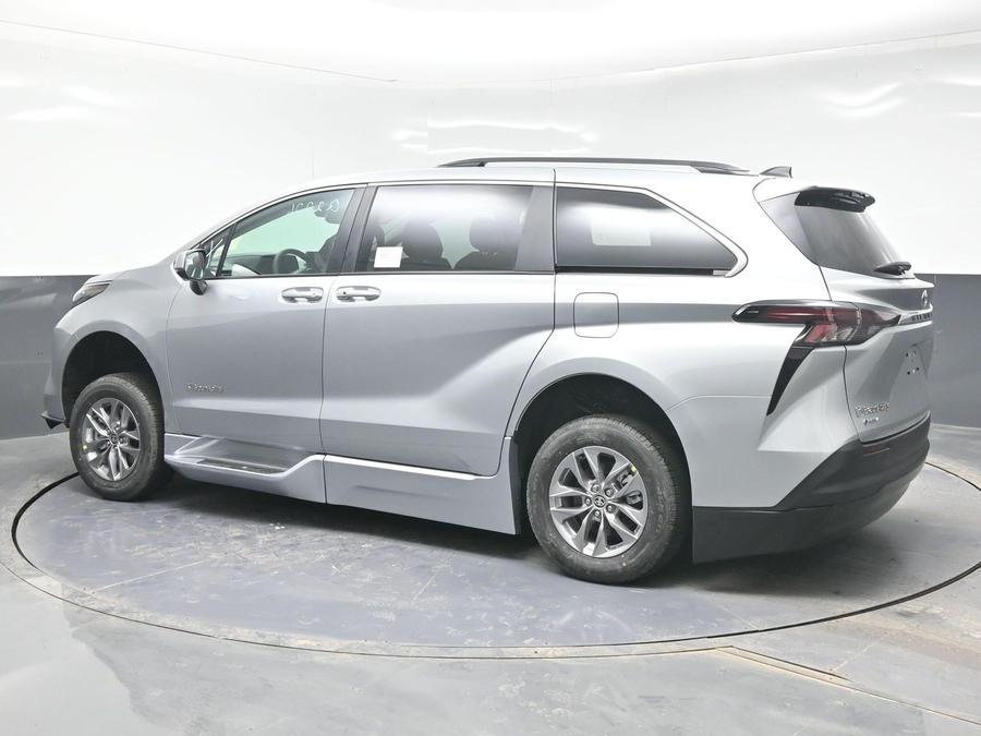 Silver Toyota Sienna image number 3