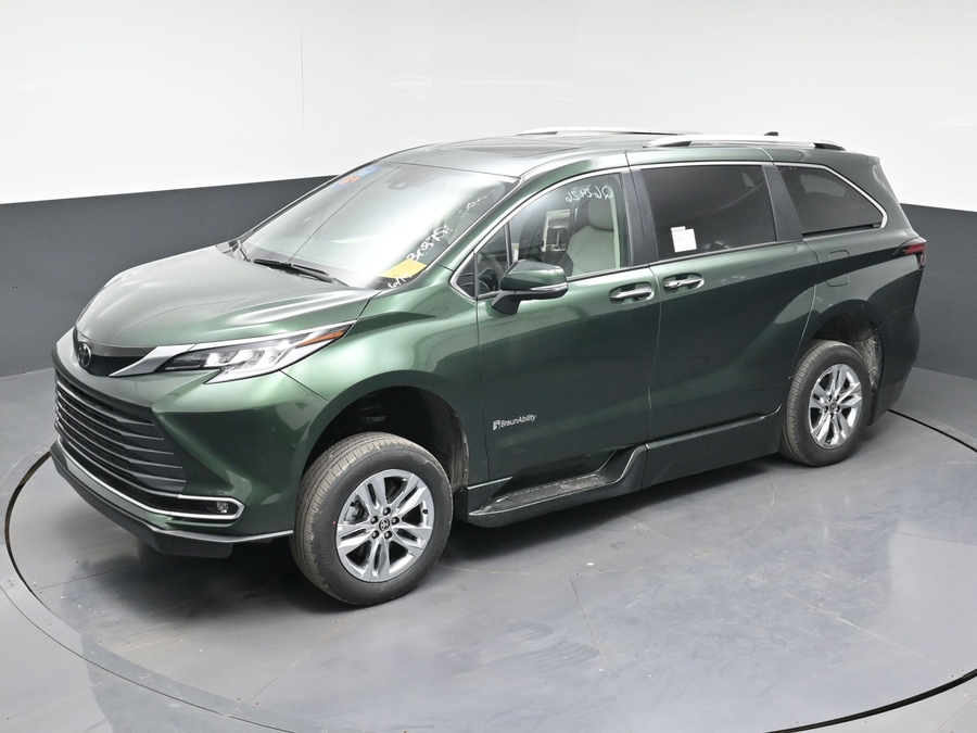 New 2026 Toyota Sienna Hybrid Limited - BraunAbility Side Entry In Floor Automatic Ramp