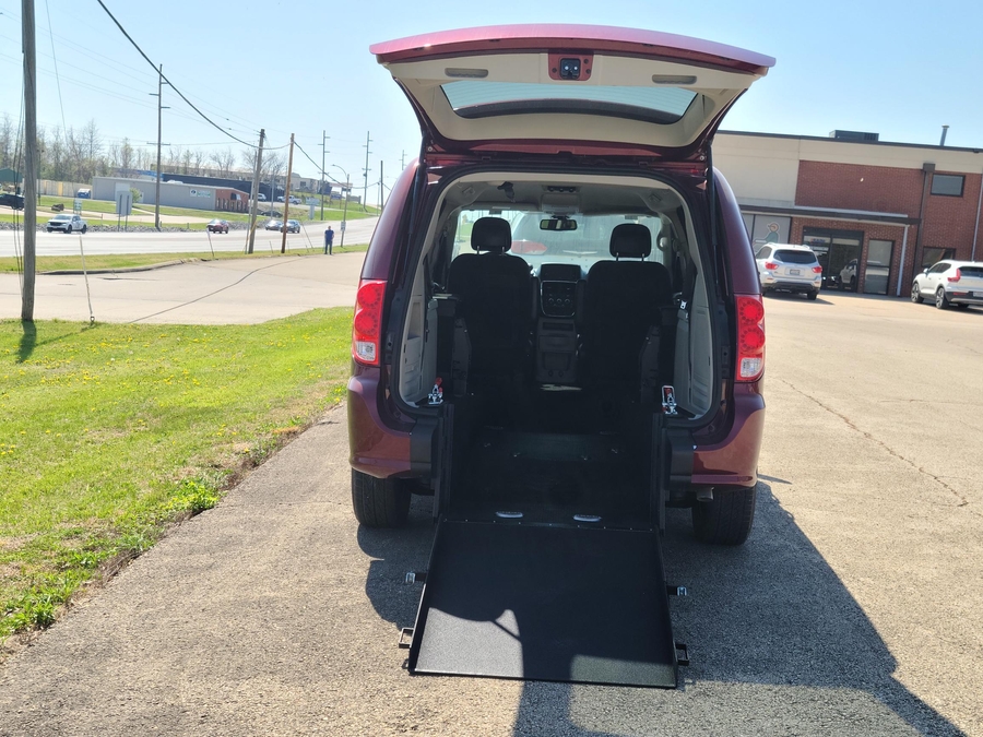 Used 2019 Dodge Grand Caravan SE - International Mobility Rear Entry Entry Fold Out Manual Ramp