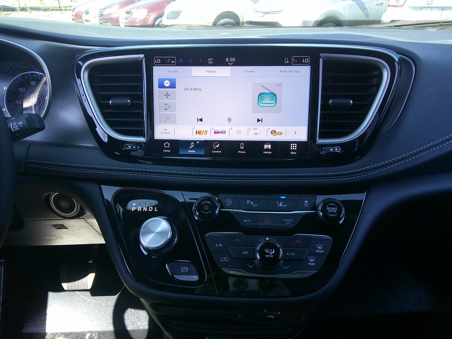 Black Chrysler Pacifica image number 17