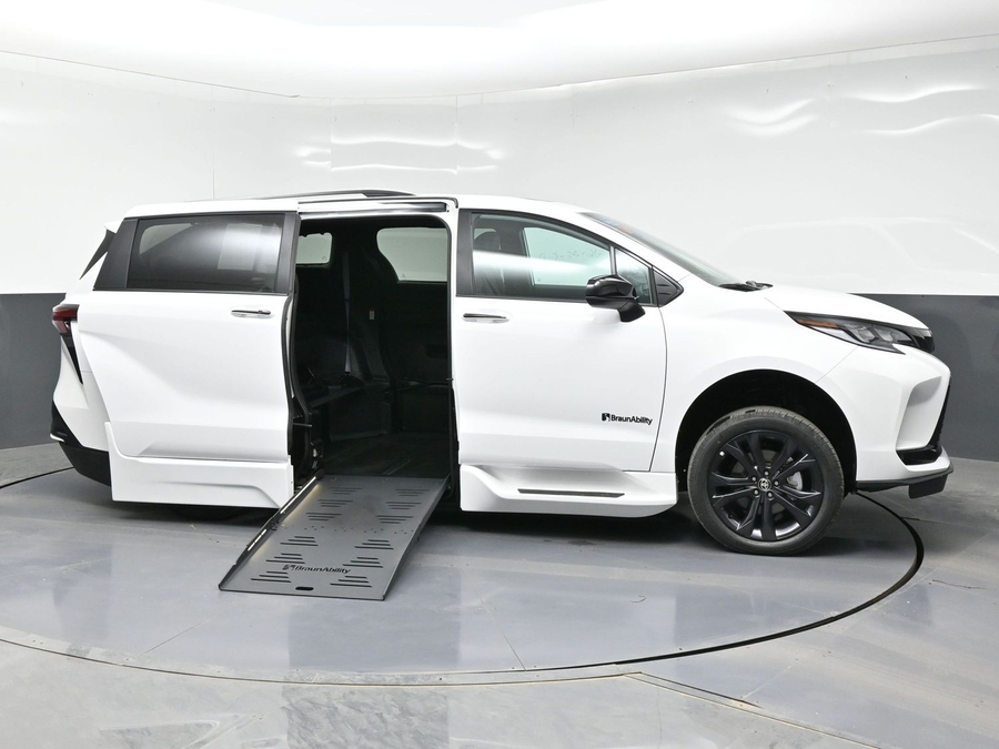 New 2026 Toyota Sienna Hybrid XSE Sport - BraunAbility Side Entry Entry Fold Out Automatic Ramp