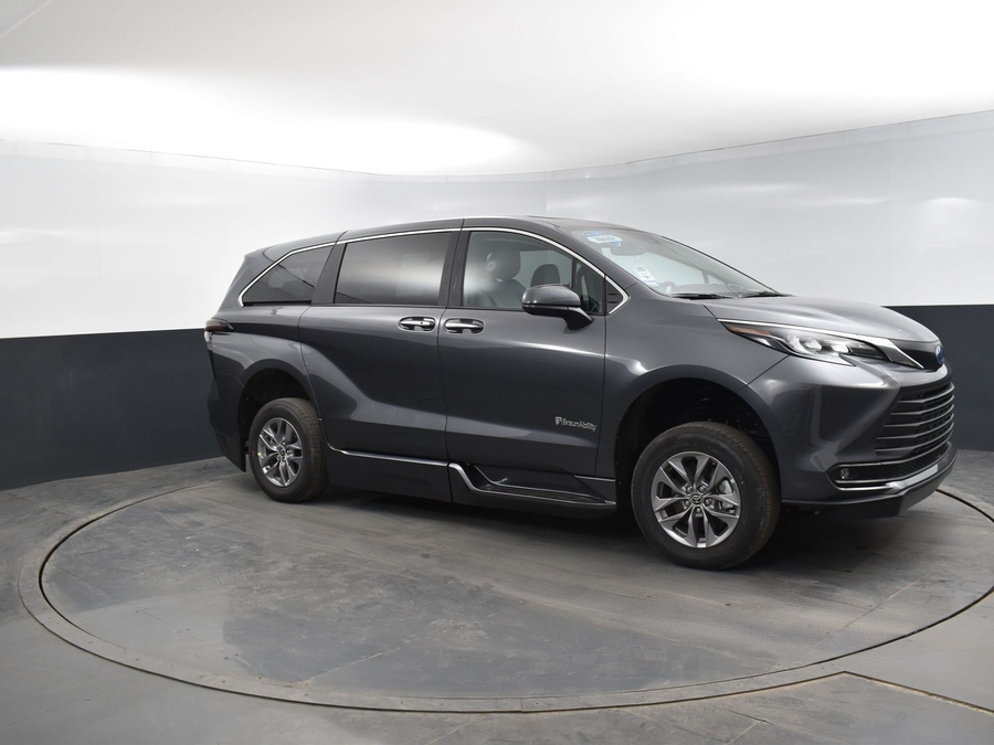 New 2025 Toyota Sienna Hybrid XLE Base - BraunAbility Side Entry Entry In Floor Automatic Ramp