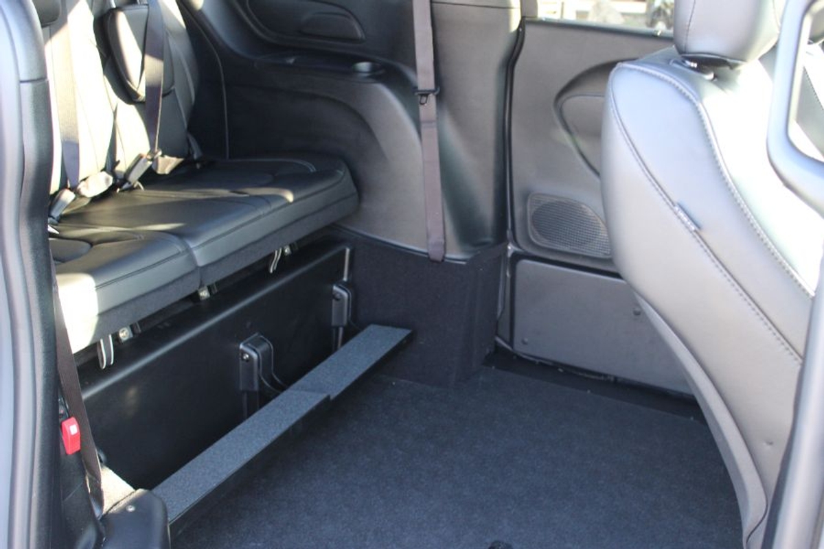 Grey Chrysler Pacifica image number 12