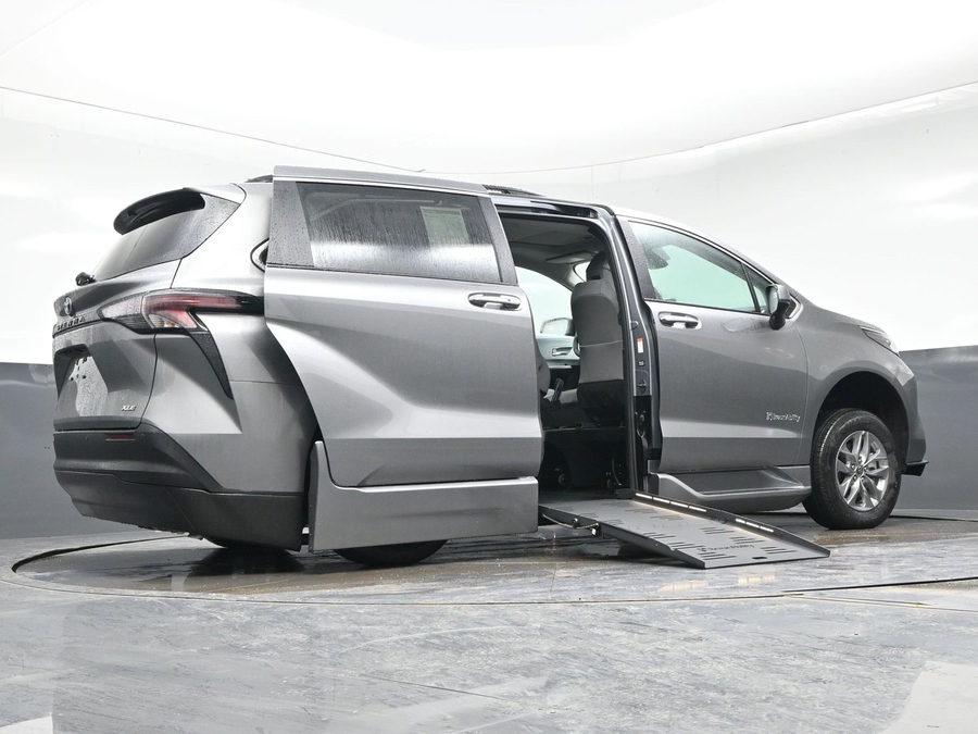 Grey Toyota Sienna image number 18