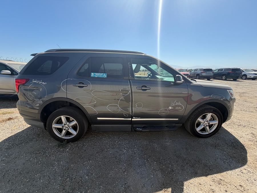  Ford Explorer with Side Entry Automatic In Floor ramp