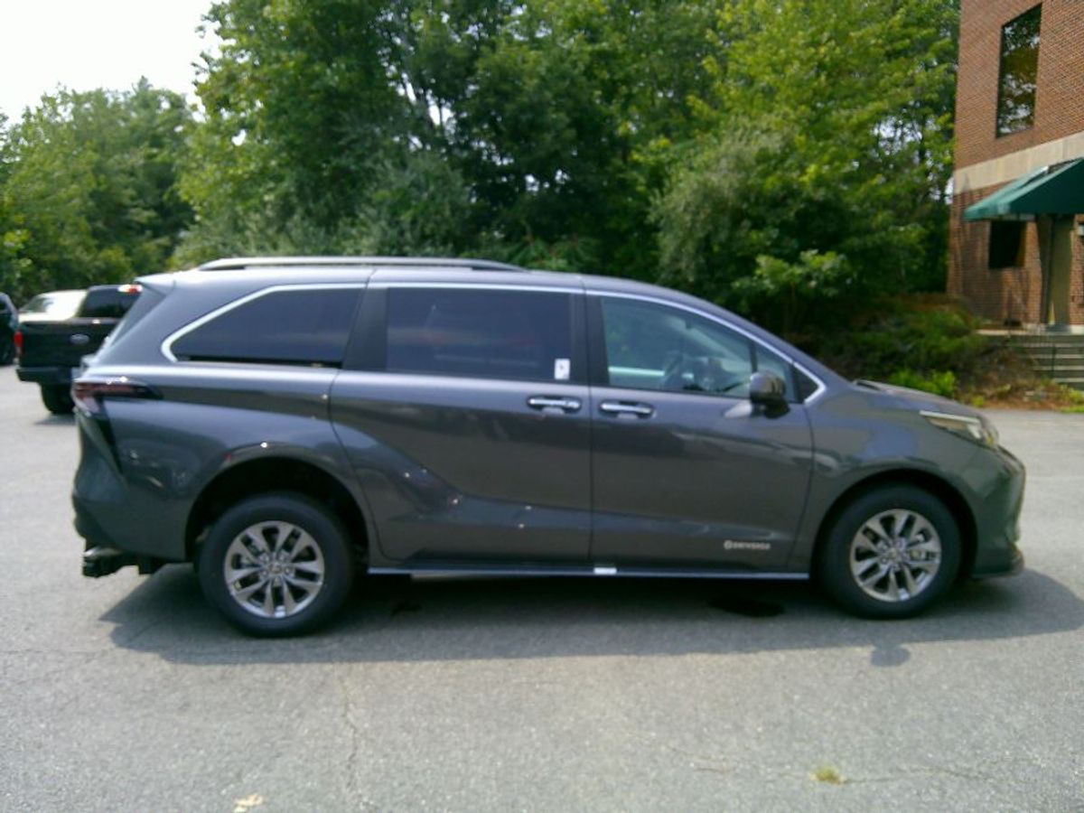 2025 TOYOTA SIENNA - Image 2